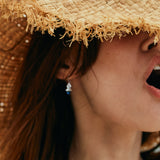 Seadrop Muschel Ohrhänger mit Schwanenhals aus Silber und mittelblauem Zirkonia