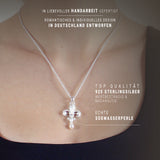 F´lys Lilien Anhänger aus Silber mit schwarzem Zirkoniapavée und weißer Süßwasserperle