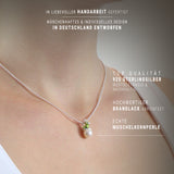 Green Froggy mini Anhänger aus Silber mit Brandlack und weißer Muschelkernperle