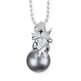 Pearl of Angels mittlerer schlafender Engel Anhänger aus Silber mit grauer Muschelkernperle