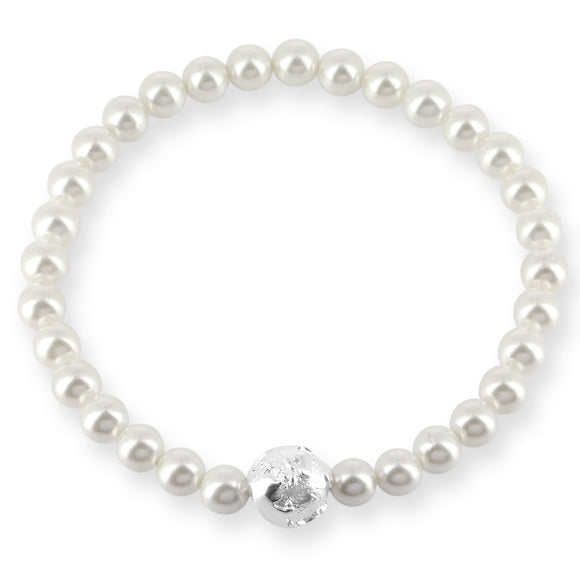 Weltenbummler Armband aus weißen Muschelkernperlen mit Weltkugel aus Silber in der Länge 20 cm