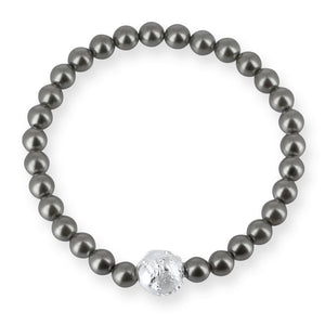 Weltenbummler Armband aus grauen Muschelkernperlen mit Weltkugel aus Silber in der Länge 20 cm