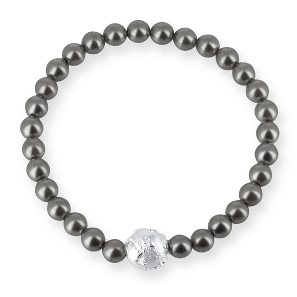 Weltenbummler Armband aus grauen Muschelkernperlen mit Weltkugel aus Silber in der Länge 20 cm