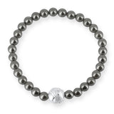 Weltenbummler Armband aus grauen Muschelkernperlen mit Weltkugel aus Silber in der Länge 20 cm