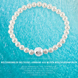 Weltenbummler Armband aus weißen Muschelkernperlen mit Weltkugel aus Silber in der Länge 20 cm