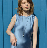 Weltenbummler Armband aus grauen Muschelkernperlen mit Weltkugel aus Silber in der Länge 20 cm