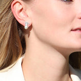 Pearl of Angels sitzender Engel Ohrstecker aus Silber mit weißer Muschelkernperle
