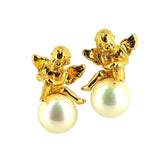 Pearl of Angels sitzender Engel Ohrstecker aus Silber goldplattiert mit weißer Muschelkernperle