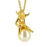 Pearl of Angels mittlerer sitzender Engel Anhänger aus Silber goldplattiert mit weißer Muschelkernperle