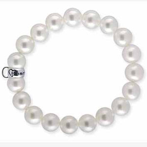 Charm Armband aus weißen Muschelkernperlen mit einem Einhänger aus Silber für Charms in der Länge 19 cm