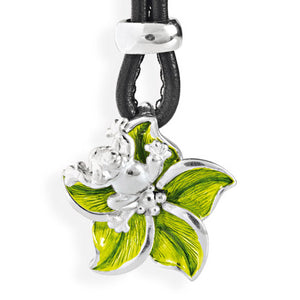 Green Froggy Blüten Anhänger aus Silber mit Frosch und Brandlack