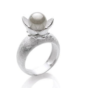 Hildegard K Blüten Ring aus Silber mit weißer Muschelkernperle
