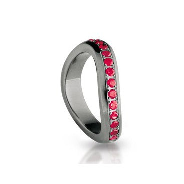 Wave Ring aus Silber geschwärzt mit rotem Zirkoniapavée