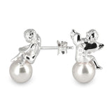 Pearl of Angels sitzender Engel Ohrstecker aus Silber mit weißer Muschelkernperle
