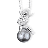 Pearl of Angels mittlerer sitzender Engel Anhänger aus Silber mit grauer Muschelkernperle