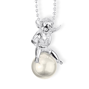 Pearl of Angels mittlerer sitzender Engel Anhänger aus Silber mit weißer Muschelkernperle