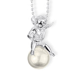 Pearl of Angels mittlerer sitzender Engel Anhänger aus Silber mit weißer Muschelkernperle