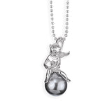 Pearl of Angels kleiner sitzender Engel Anhänger aus Silber mit grauer Muschelkernperle
