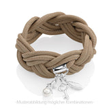 Angel Charm sitzender Engel aus Silber mit weißer Muschelkernperle und Karabiner